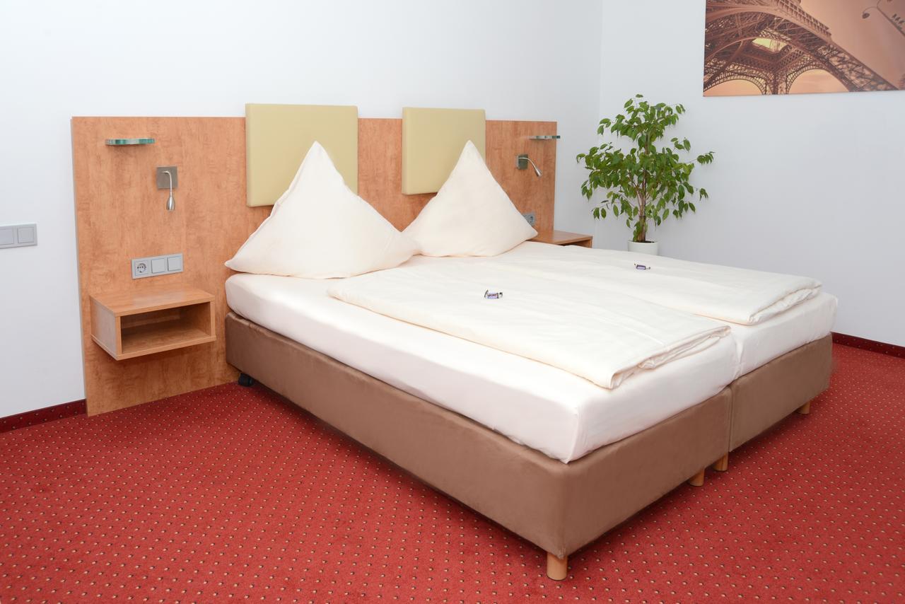 Hotel Jaegerhof Roth  ภายนอก รูปภาพ
